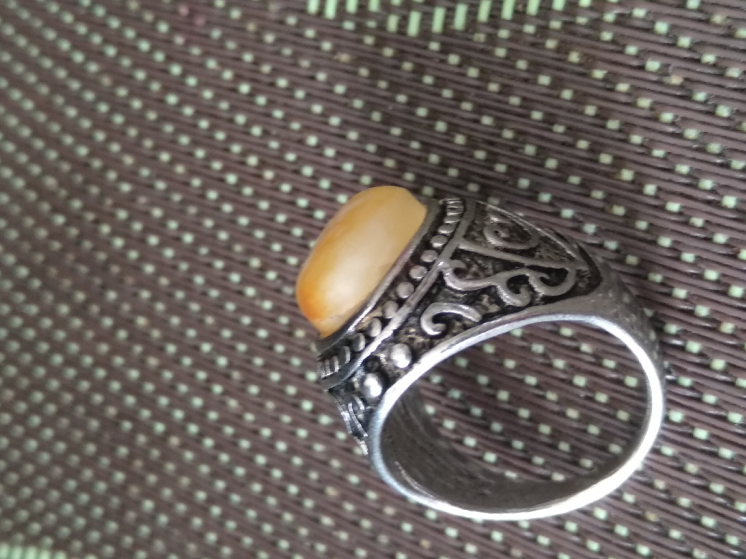 кольцо мельхиор с янтарём.