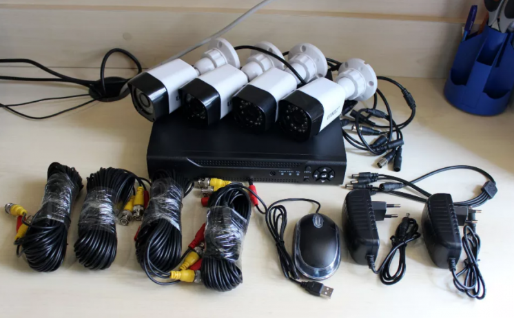 Комплект: Регистратор + 4 камеры выдеонаблюдения 2Мп день/ночь