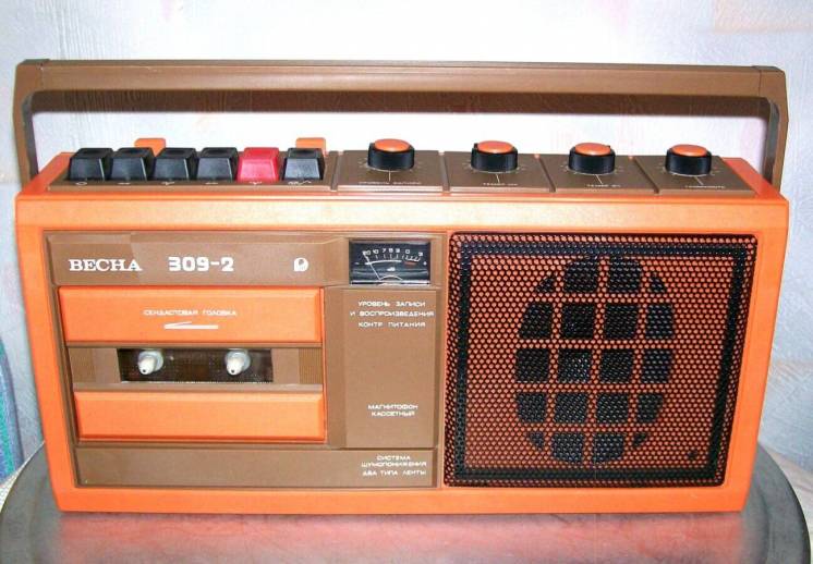 Магнитофон кассетный “Весна-309-2”. Сделано в СССР.