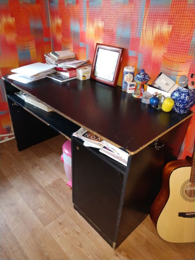 Продам письменый стол в нормальном состоянии.