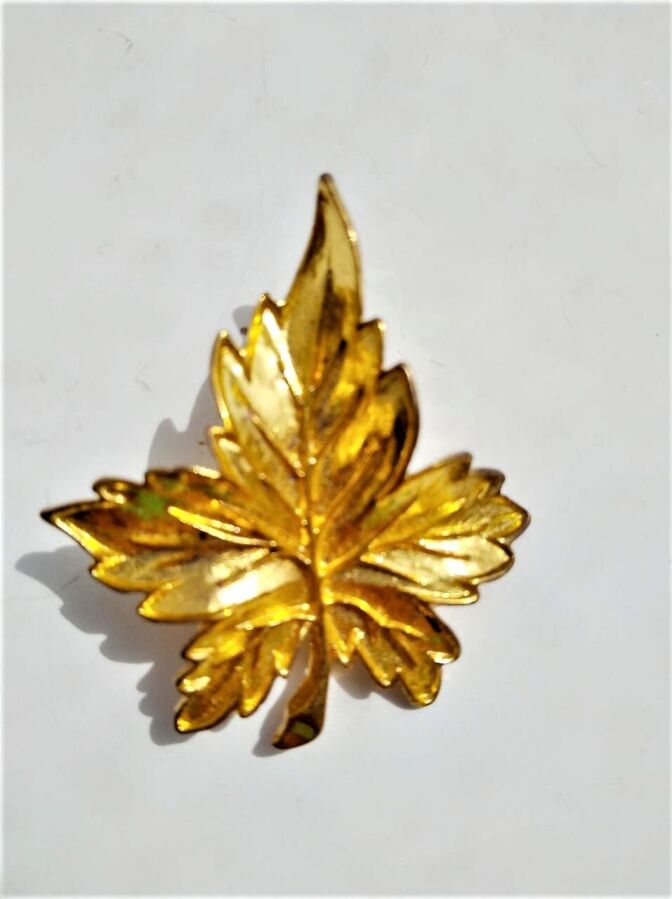 Винтажная брошка в форме листика золотистого цвета