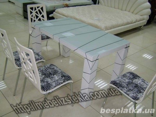 Стеклянные столы ослепительно красивые и стильные