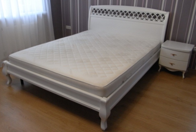 Белая кровать в спальню