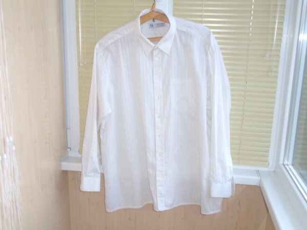 Продам белую мужскую рубашку C&A в тонкую белую полоску