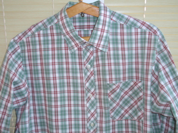 Продам мужскую рубашку белого цвета в зелено-красную клетку