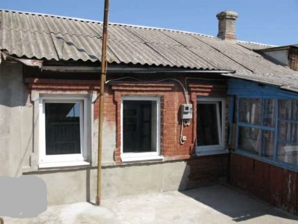 Продадим пол дома,свой двор в центре Бердянска