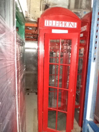 Красная телефонная будка, не новая.