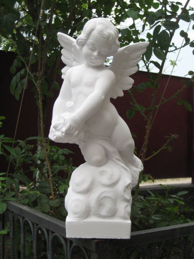 Скульптура ангела, ангелочек  малыш на памятник
