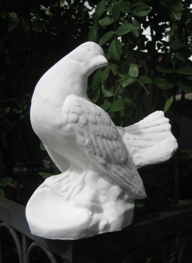 Скульптура голубя из высокопрочного бетона