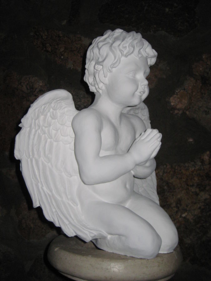 Скульптура ангела малыша