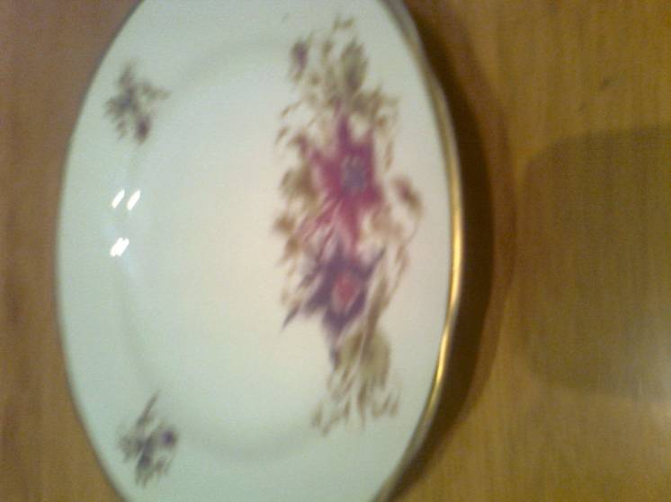 Десертная  тарелкаи сиренево-розовыми цветами, золотистым ободком