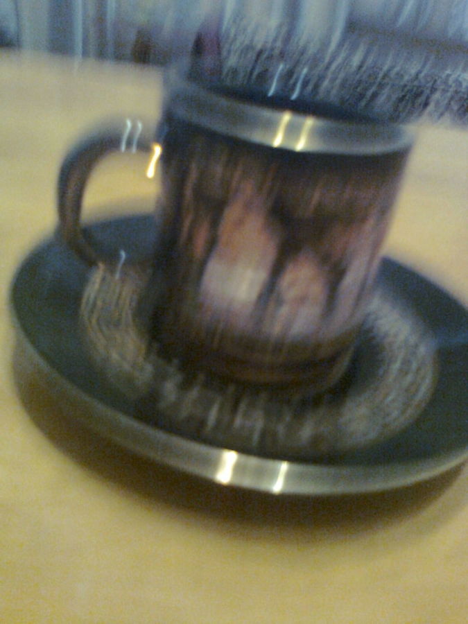 Кофейная черная чашка с изображением людей, украшена золотыми узорами