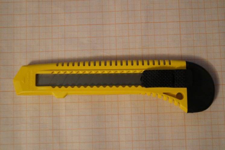Нож канцелярский сегментный со сменными лезвиями