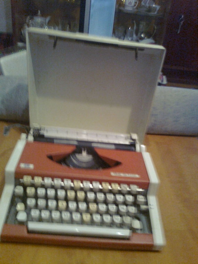 Пишущая машинка оранжевого цвета в рабочем состоянии, Югославия