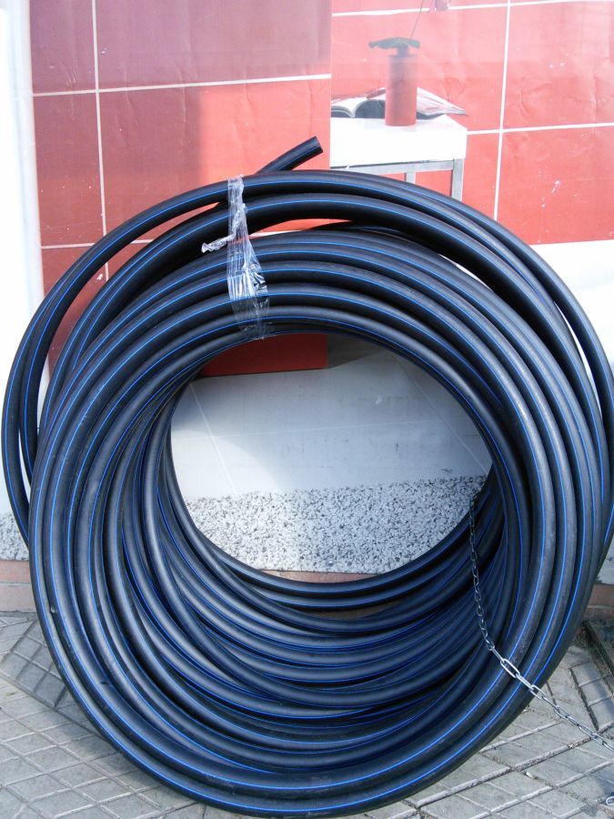 Труба водопроводная наружная черная и синяя