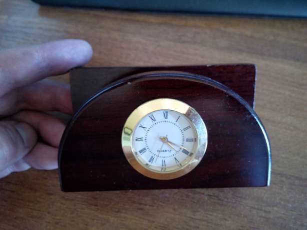 Настольные часы с держателем для бумаг
