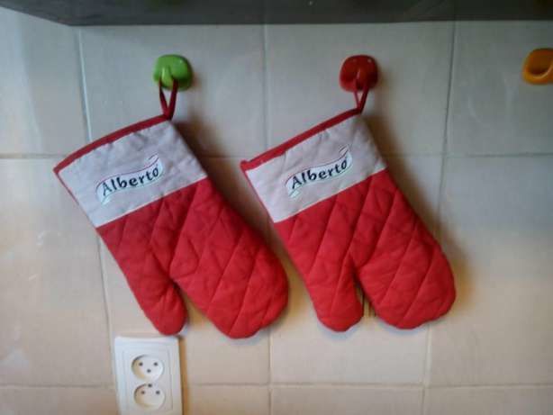 Прихватка -рукавица для кухни новые(цвет - Красные и белые)