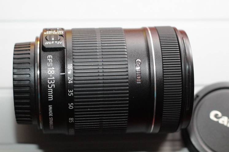 объектив Canon EF-S 18-135mm f/3.5-5.6 IS USM Macro.