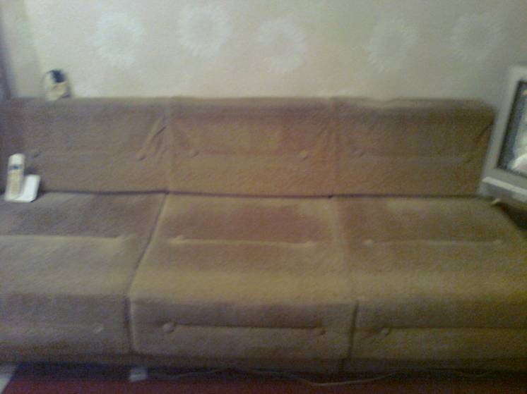 Велюровый диван кремового цвета, длина -190 см,ширина-72 см