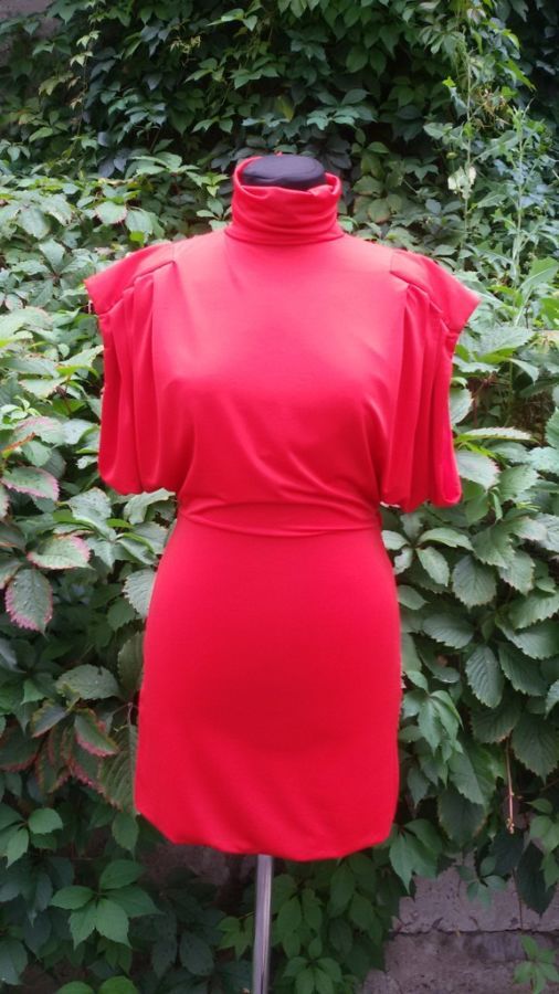 Платье Versace ( Версаче ), цвет - красный, полиэстер.