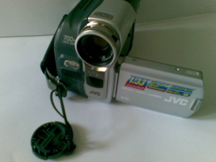 Цифровая видеокамера JVC GR-D93E.