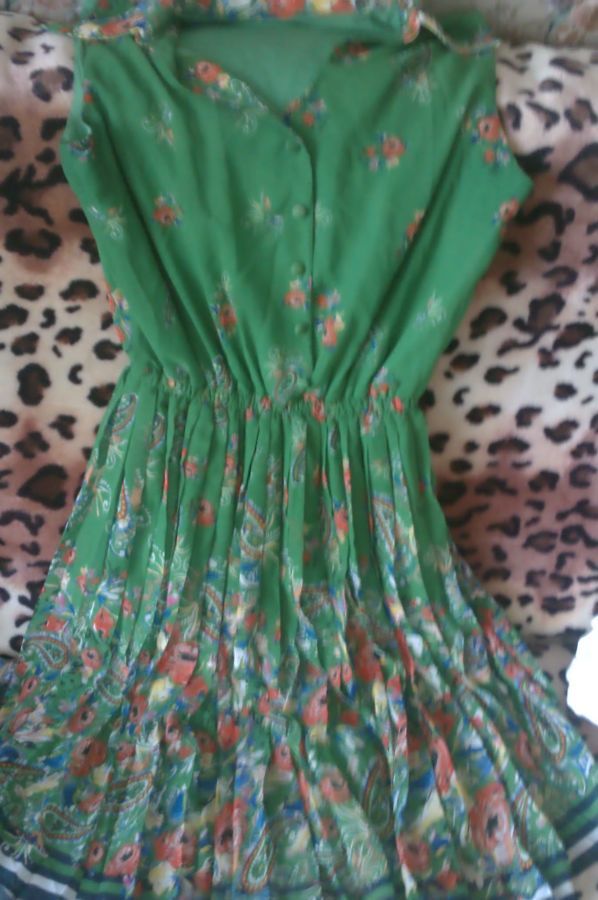 Продам зеленое с цветами платье