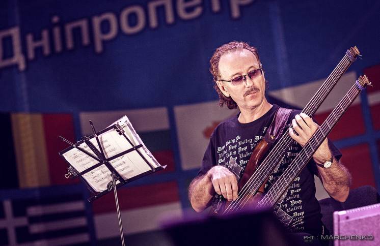 Уроки игры на бас гитаре. Метро Минская.Возможно по Скайпу.