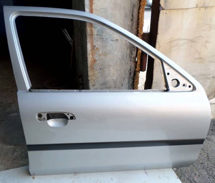 Дверь передняя правая Форд Мондео 1993-96 год - серебристый металлик.