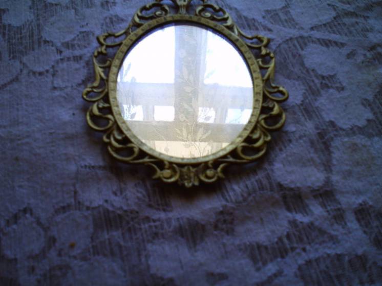 Зеркало настенное в бронзовой рамке.ХIХ век.Размер:24 на 17 см.