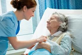 Услуги опытной сиделки для престарелых людей и ослабленных больных