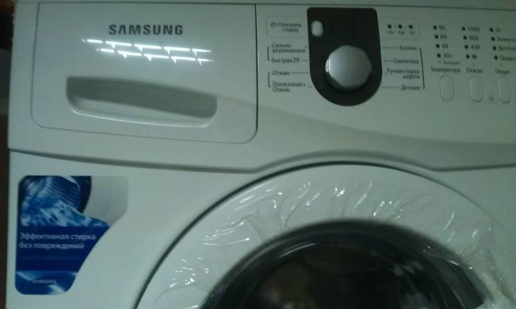 Новая тонкая стиральная машина автоматическая Samsung WF 0400 S1V