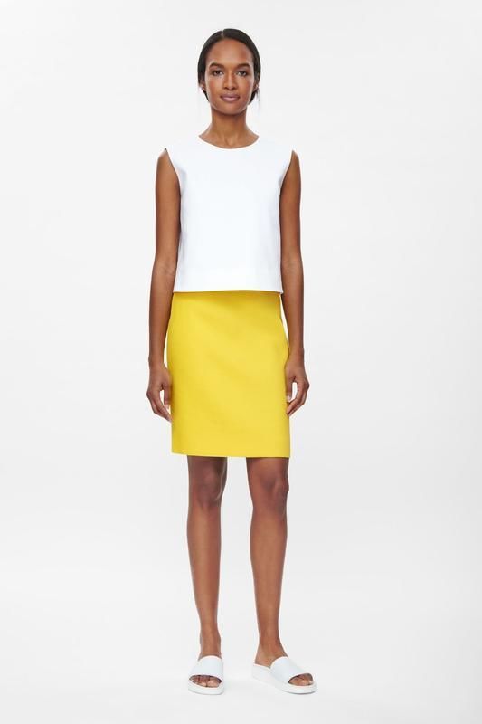 Ярко желтая юбка от бренда COS