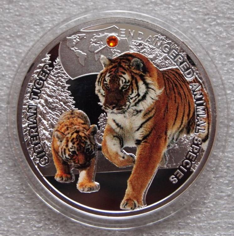 Серебряная монета с кристаллом Сибирский тигр остров Ниуэ