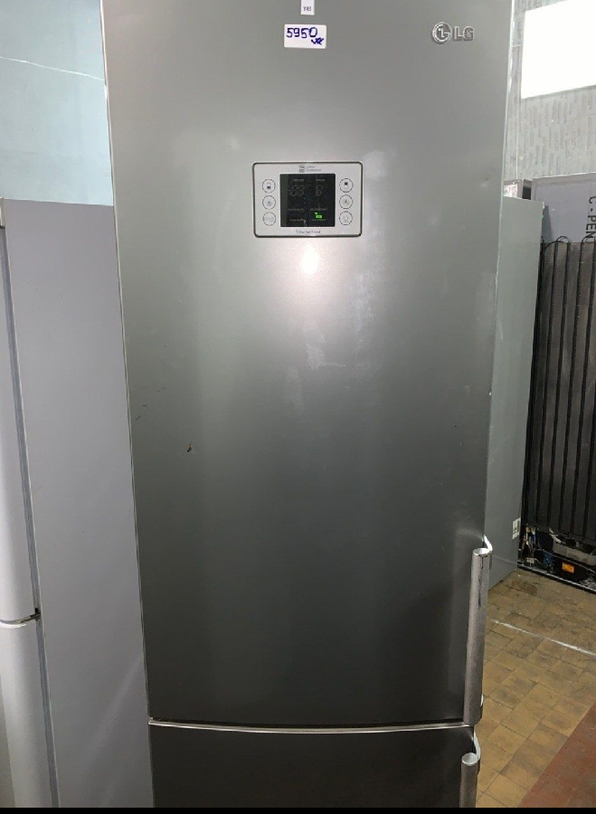 Холодильник срібний LG NOFROST  200/60/60 стан ідеальний.