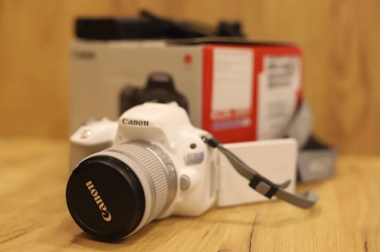 Продам зеркальную фотокамеру Canon EOS 200D + kit 18-55 IS STM !БЕЛЫЙ!