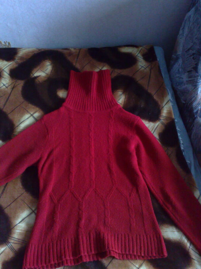 Продам красный свитер