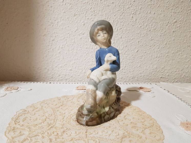 Фарфоровая статуэтка Пастушок с ягненком,Испания.