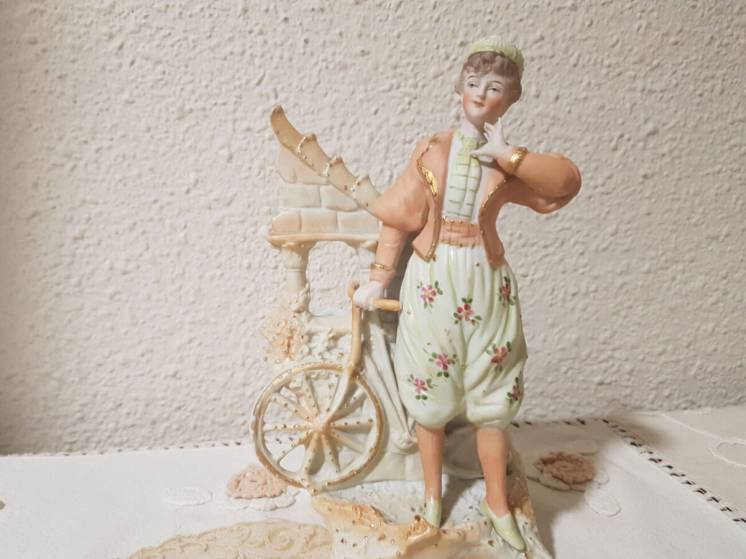 Фарфоровая статуэтка Юноша с велосипедом,Германия,конец 19-начало 20 в