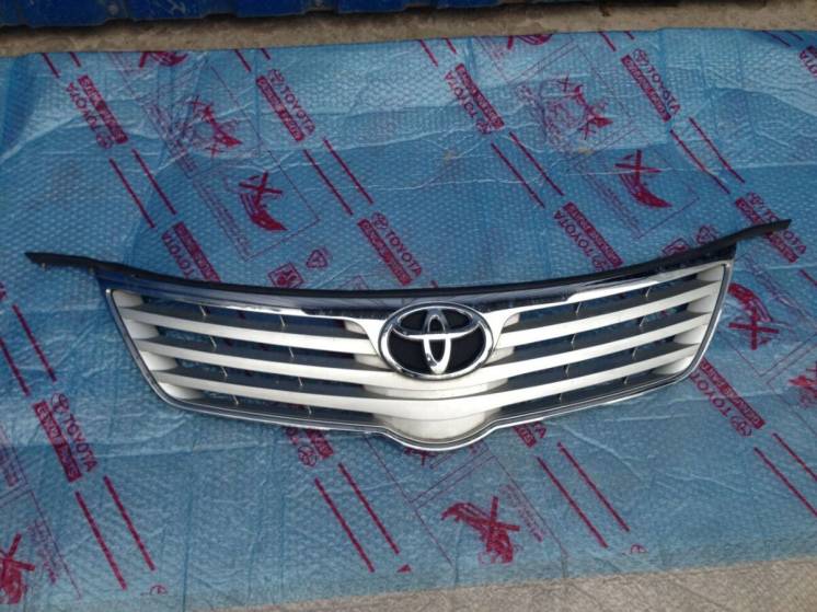 Б/у Решетка радиатора Toyota Avensis