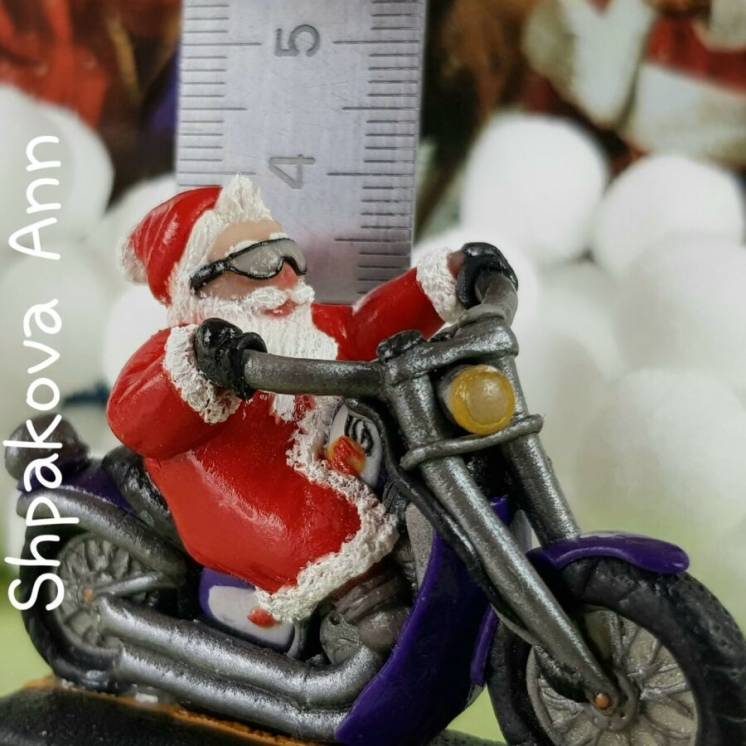 Дед Мороз байкер на мотоцикле, новогодняя статуэтка