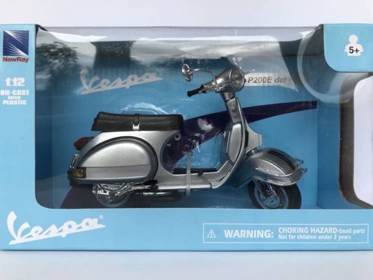 Модель скутер 1:12 Vespa P200E Del PIAGGIO сірий New Ray іграшка веспа