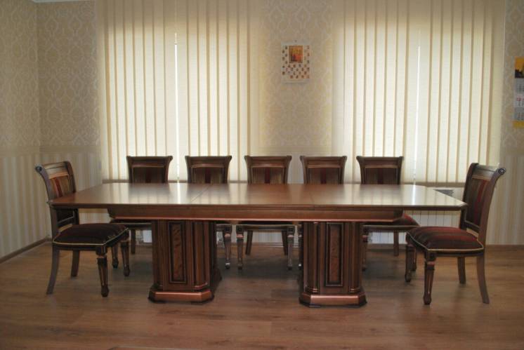 Конференц стол Колизей из массива дерева