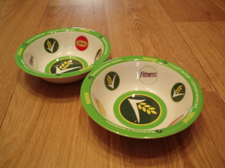 Пластиковые тарелки (глубокие и мелкие)