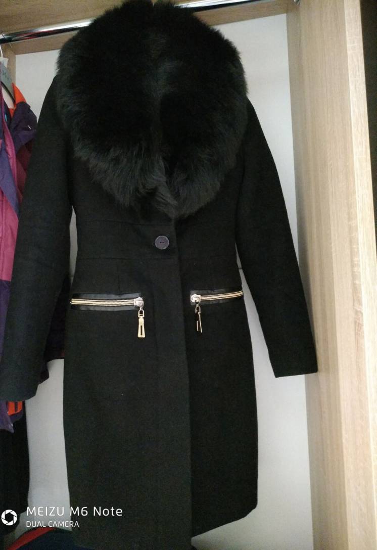 Женское пальто с меховым воротником