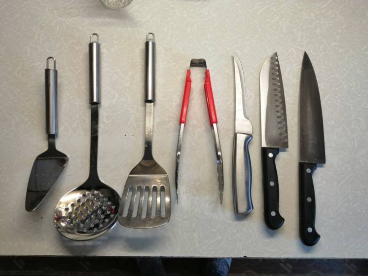 Ножи, шумовки, щипцы, лопатки, блистеры, емкости, подносы, сковородки