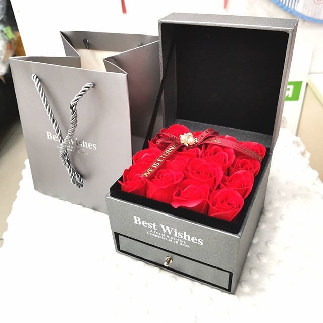 Коробка-Шкатулка с мыльными розами,кулоном и подарочным пакетом.