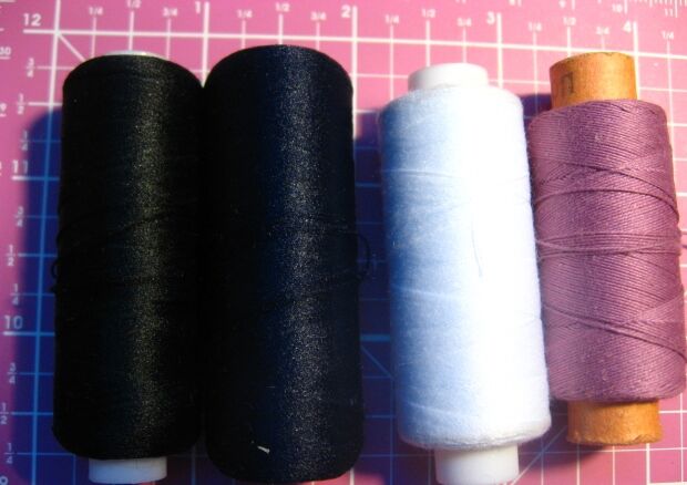 нитки чёрные швейные, и синие для вышивки бисером