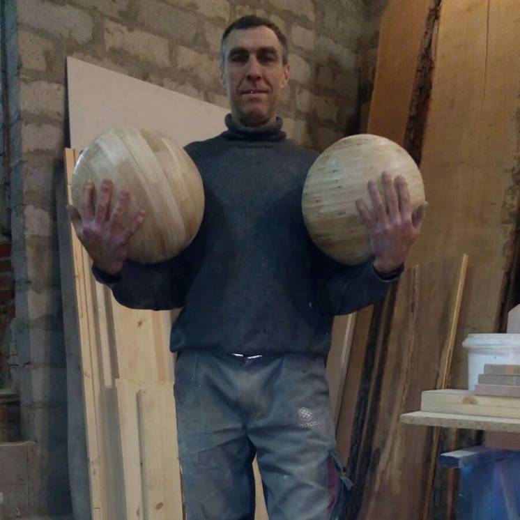 Два деревянных шара.