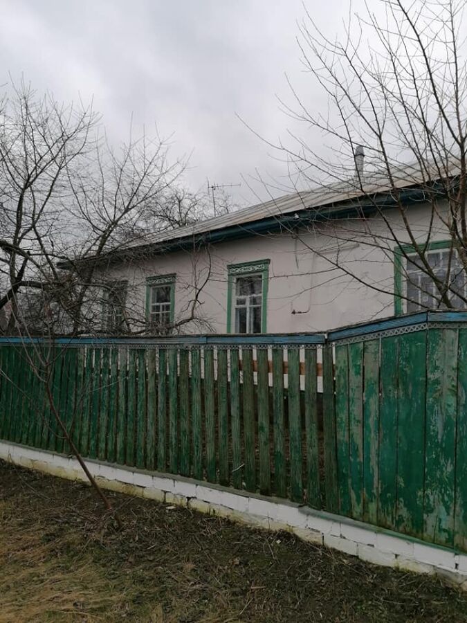 Хорошая усадьба, дом   и 25 соток земли в Березне в 30 км от Чернигова