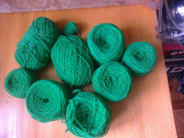 продам шерстяные нитки для вязанья.